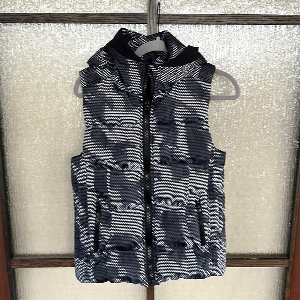 Women’s hooded puffer vest in size S-M